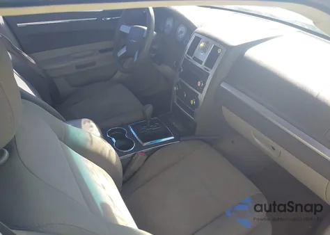 2010 Chrysler 300 Touring z USA, uszkodzony, nr VIN 2C3CA4CD5AH329357